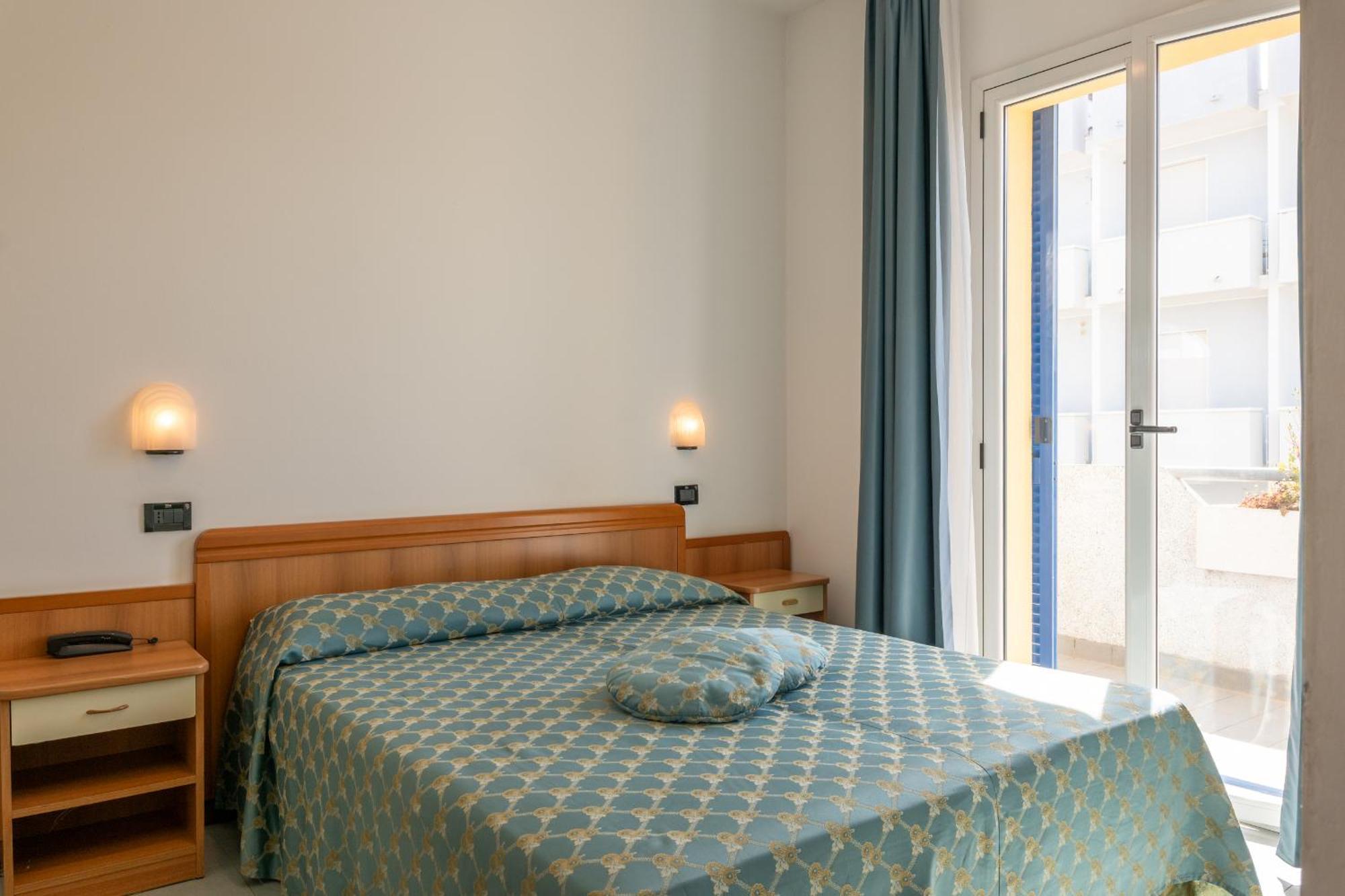 Hotel Thea ベラーリア・イジェア・マリーナ エクステリア 写真