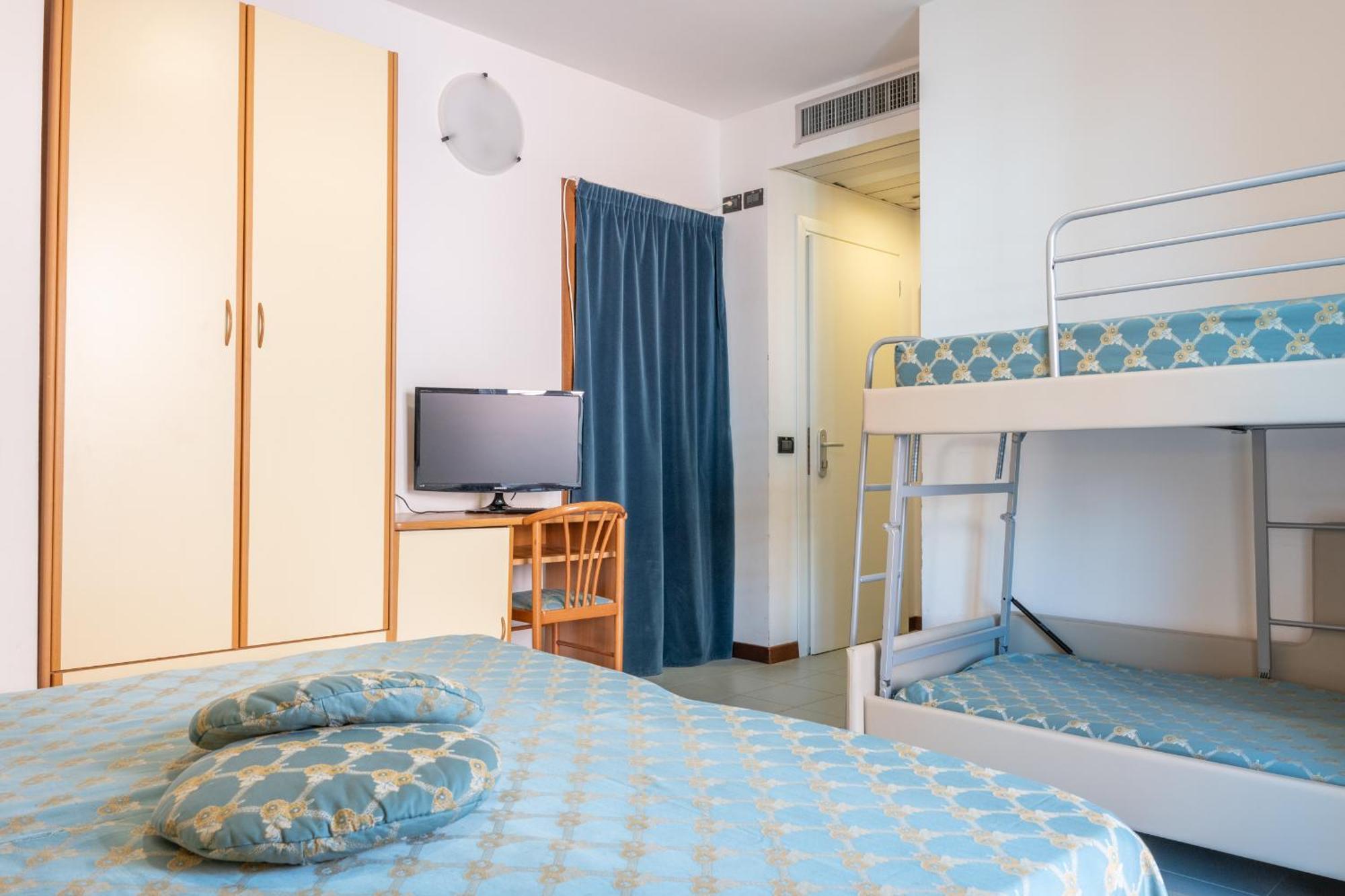 Hotel Thea ベラーリア・イジェア・マリーナ エクステリア 写真